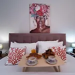 Downtown Cozy And Chic