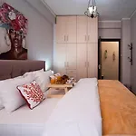 Downtown Cozy And Chic Халкида
