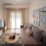 Downtown Cozy And Chic Халкида
